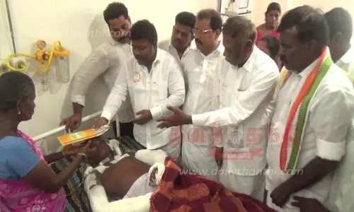 அரிவாள் வெட்டில் காயம் அடைந்த மாணவர்-தங்கைக்கு காங்கிரசார் நிதி உதவி
