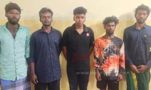 தி.மு.க. பெண் கவுன்சிலரை அரிவாளால் வெட்டிய 5 பேர் கைது