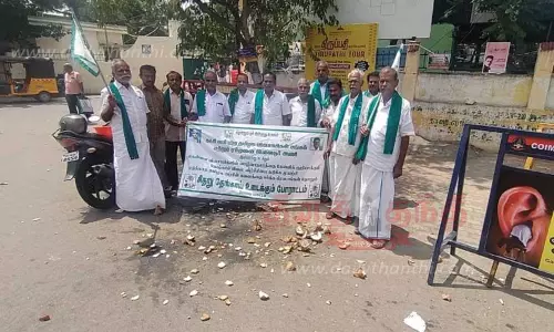 தேங்காய் உடைத்து விவசாயிகள் போராட்டம்