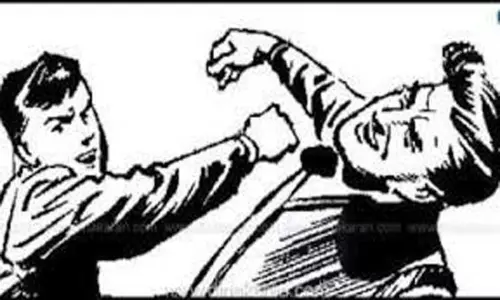 தட்டார்மடம் அருகே தொழிலாளி மீது தாக்குதல்உறவினர் சிக்கினார் தட்டார்மடம் அருகே தொழிலாளி மீது தாக்குதல்உறவினர் சிக்கினார்