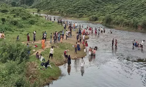 தொடர் விடுமுறை:வால்பாறையில் குவிந்த சுற்றுலா பயணிகள்