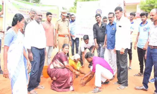 திருச்செந்தூர் ஆதித்தனார் கல்லூரி சார்பில்காயாமொழியில் மரக்கன்று நடும் விழா