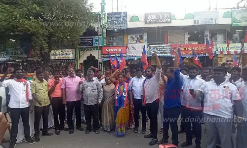 விடுதலை சிறுத்தைகள் கட்சியினர் ஆர்ப்பாட்டம்