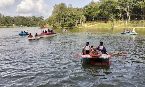 ஏற்காடு, மேட்டூரில் குவிந்த சுற்றுலா பயணிகள்