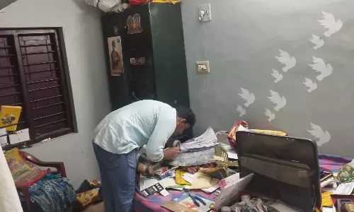 திருமணத்துக்கு வைத்திருந்த ரூ.4¼ லட்சம் நகை, பணம் கொள்ளை