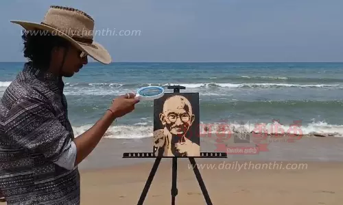 சூரிய ஒளிக்கதிர் மூலம் மகாத்மா காந்தி உருவப்படம் வரைந்த வாலிபர்