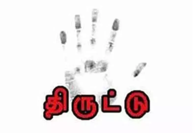 வீட்டில் புகுந்து 1½ பவுன் சங்கிலி திருட்டு