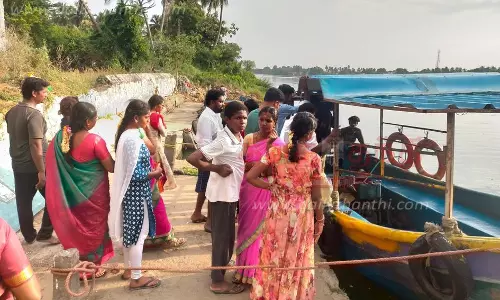 பூலாம்பட்டி கதவணைக்கு படையெடுத்த சுற்றுலா பயணிகள்