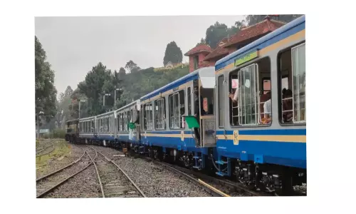 மேட்டுப்பாளையம்-ஊட்டி இடையே இயக்கப்படும்சிறப்பு மலை ரெயிலில் புதிதாக 4 பெட்டிகள்;சுற்றுலா பயணிகள் மகிழ்ச்சி மேட்டுப்பாளையம்-ஊட்டி இடையே இயக்கப்படும்சிறப்பு மலை ரெயிலில் புதிதாக 4 பெட்டிகள்;சுற்றுலா பயணிகள் மகிழ்ச்சி