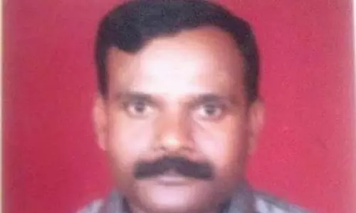 கார்மோதி தாசில்தார் டிரைவர் பலி