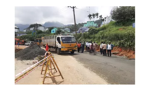 பாலத்தின் அடிப்பாகம் உடைந்து, போக்குவரத்து பாதிப்பு:தற்காலிக சாலை அமைத்து கூடலூர்-ஊட்டி தேசிய நெடுஞ்சாலையில் போக்குவரத்து தொடக்கம் பாலத்தின் அடிப்பாகம் உடைந்து, போக்குவரத்து பாதிப்பு:தற்காலிக சாலை அமைத்து கூடலூர்-ஊட்டி தேசிய நெடுஞ்சாலையில் போக்குவரத்து தொடக்கம்