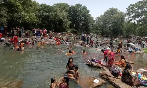 வார விடுமுறையையொட்டிஒகேனக்கல்லில் குவிந்த சுற்றுலா பயணிகள்அருவியில் குளித்தும், பரிசலில் சென்றும் மகிழ்ந்தனர்