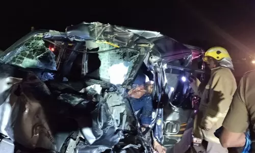 கொடைரோடு அருகே லாரி மீது கார் மோதி 2 பேர் பலி