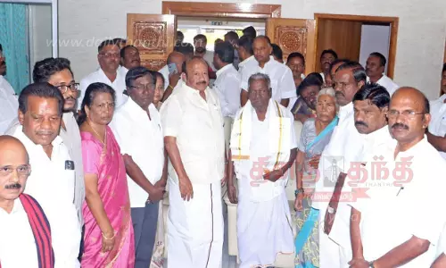 தி.மு.க. மூத்த நிர்வாகிகளுக்கு பொற்கிழி அமைச்சர் எம்.ஆர்.கே.பன்னீர்செல்வம் வழங்கினார்