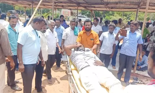 உண்ணாவிரதம் இருந்த 3 தொழிலாளர்களுக்கு மயக்கம் உண்ணாவிரதம் இருந்த 3 தொழிலாளர்களுக்கு மயக்கம்
