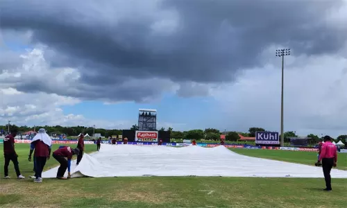கடைசி டி20 கிரிக்கெட்: மோசமான வானிலை காரணமாக போட்டி நிறுத்தம் கடைசி டி20 கிரிக்கெட்: மோசமான வானிலை காரணமாக போட்டி நிறுத்தம்