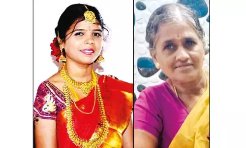 மரத்தில் கார் மோதி 2 பெண்கள் பலி; 4 பேர் படுகாயம் மரத்தில் கார் மோதி 2 பெண்கள் பலி; 4 பேர் படுகாயம்