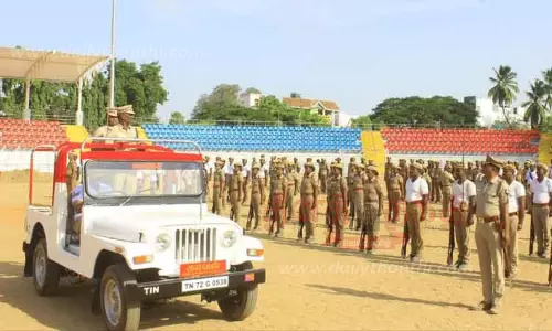 பாளையங்கோட்டை வ.உ.சி. மைதானத்தில் போலீஸ் அணிவகுப்பு ஒத்திகை