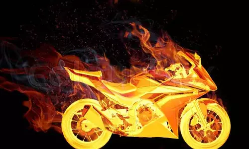 மோட்டார் சைக்கிளுக்கு தீவைப்பு மோட்டார் சைக்கிளுக்கு தீவைப்பு