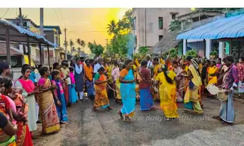 தில்லை காளியம்மன் கோவிலில் பூச்சொரிதல் நிகழ்ச்சி தில்லை காளியம்மன் கோவிலில் பூச்சொரிதல் நிகழ்ச்சி