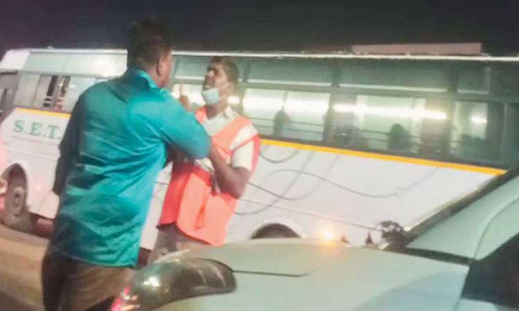 குடிபோதையில் காரை ஓட்டி வந்ததாக மடக்கியதால் போக்குவரத்து போலீசாருடன் வாக்குவாதம் செய்த டிரைவர்