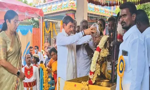 மாதவரத்தில் நாக கன்னிகா பரமேஸ்வரி அம்மன் கோவிலில் கவர்னர் சாமி தரிசனம் மாதவரத்தில் நாக கன்னிகா பரமேஸ்வரி அம்மன் கோவிலில் கவர்னர் சாமி தரிசனம்