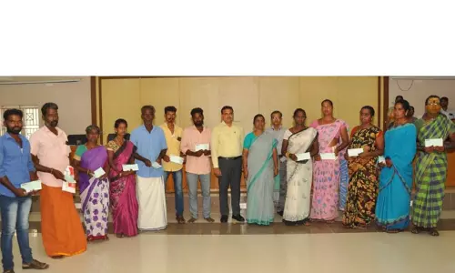 இருளர் இன மக்களுக்கு நிதி உதவி