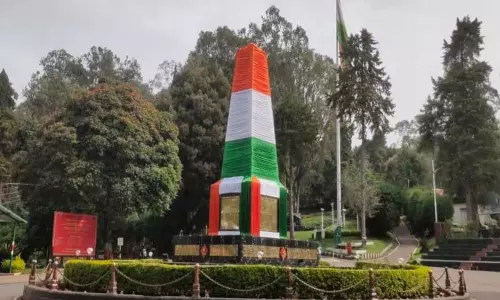 குன்னூர் ராணுவ பயிற்சி கல்லூரி அருகே தேசியக்கொடியால் போர் நினைவு சின்னம் அலங்கரிப்பு குன்னூர் ராணுவ பயிற்சி கல்லூரி அருகே தேசியக்கொடியால் போர் நினைவு சின்னம் அலங்கரிப்பு