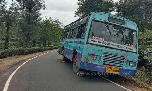 மலைப்பாதையில் பழுதாகி நின்ற அரசு பஸ்