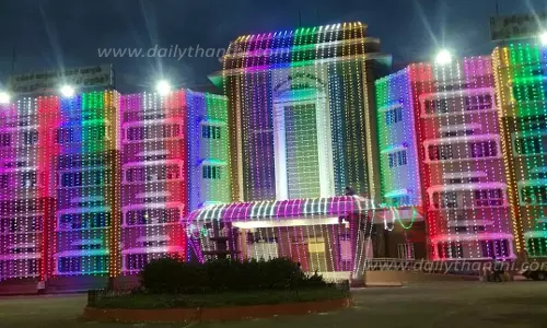 இன்று சுதந்திர தினவிழா:நாமக்கல் கலெக்டர் அலுவலகம் மின்னொளியில் ஜொலித்தது