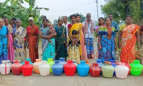 மத்தூர் அருகே குடிநீர் கேட்டு காலிக்குடங்களுடன் பெண்கள் சாலை மறியல்