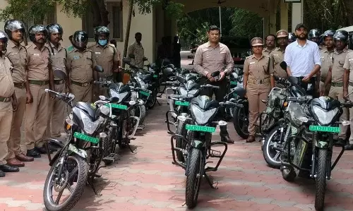 விழுப்புரம், கள்ளக்குறிச்சியில் பணிபுரியும்வனத்துறையினருக்கு மின்சார இருசக்கர வாகனங்கள்மாவட்ட அலுவலர் வழங்கினார்