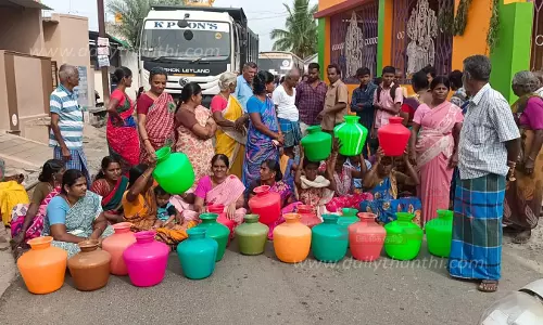 நல்லம்பள்ளி அருகே குடிநீர் கேட்டுகாலிக்குடங்களுடன் கிராம மக்கள் சாலை மறியல்