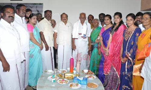 தர்மபுரி சட்டமன்ற தொகுதியில்தி.மு.க. மூத்த நிர்வாகிகளுக்கு பொற்கிழிஅமைச்சர் எம்.ஆர்.கே.பன்னீர்செல்வம் வழங்கினார்