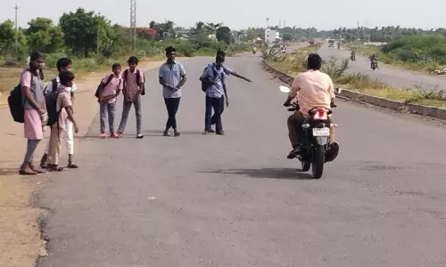 பஸ் வசதியின்றி பரிதவிக்கும் மாணவர்கள் லிப்ட் கேட்டு செல்லும் அவலம்