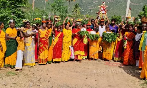 தர்மபுரி அருகேஓம் சக்தி மாரியம்மன் கோவில் திருவிழாபால் குடம் எடுத்து பக்தர்கள் ஊர்வலம்