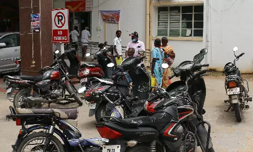 பாதையின் குறுக்கே நிறுத்தப்படும் வாகனங்களால் மாற்றுத்திறனாளிகள் அவதி