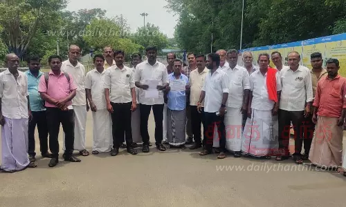 குண்டும், குழியுமான சாலையை சீரமைக்க வேண்டும்