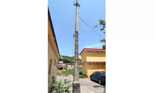 ஆபத்தான நிலையில் உள்ள மின் கம்பம்