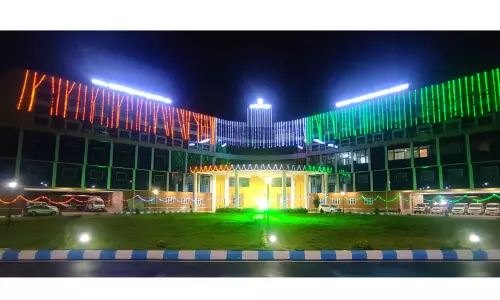 மூவர்ண கொடி போல் ஜொலித்த கலெக்டர் அலுவலகம்