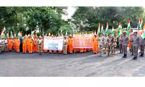 தேசிய கொடியுடன் அணிவகுப்பு