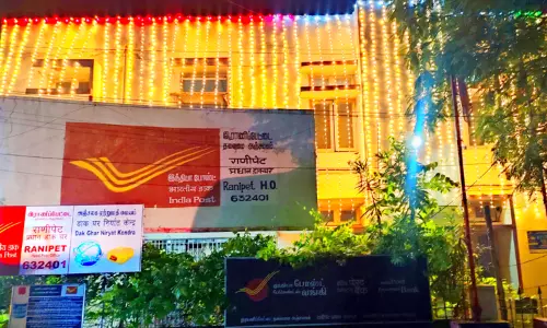 மின் விளக்கு அலங்காரத்தில் ஜொலித்த தபால் அலுவலகம்