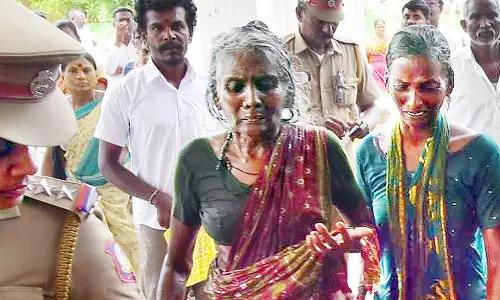 குடும்பத்துடன் தீக்குளிக்க முயன்ற பெண் குடும்பத்துடன் தீக்குளிக்க முயன்ற பெண்