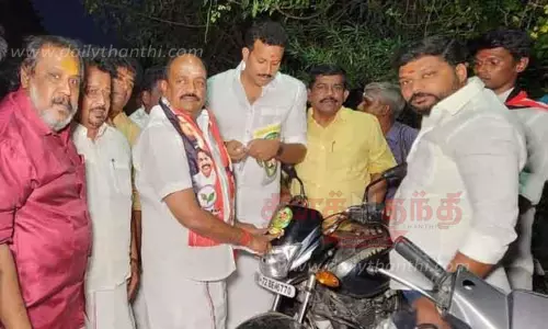 வாகனங்களில் ஸ்டிக்கர் ஒட்டும் பணி