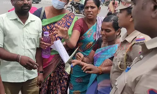 பிளேடால் கையை கீறிக்கொண்ட பெண்