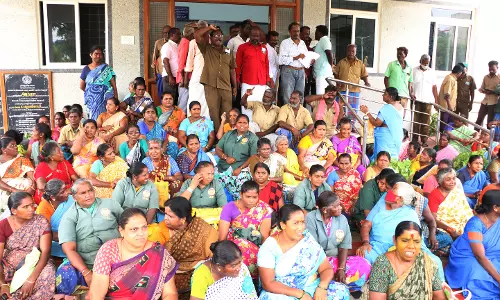மாநகராட்சி அலுவலகத்தில் தூய்மை பணியாளர்கள் தர்ணா