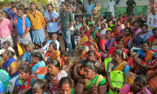 மாநகராட்சி ஒப்பந்த துப்புரவு தொழிலாளர்கள் தர்ணா