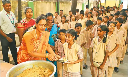 கருணாநிதி பிறந்த நாளையொட்டி பள்ளிகளில் சர்க்கரை பொங்கல்