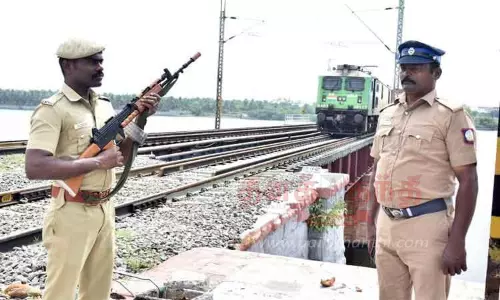 ஈரோடு காவிரி ஆற்று ரெயில்வே பாலத்துக்குதுப்பாக்கி ஏந்திய போலீஸ் பாதுகாப்பு
