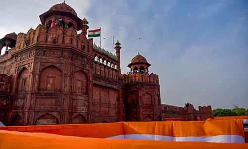 சுதந்திர தினத்தையொட்டி செங்கோட்டையில்  கொடியேற்றினார் பிரதமர் மோடி